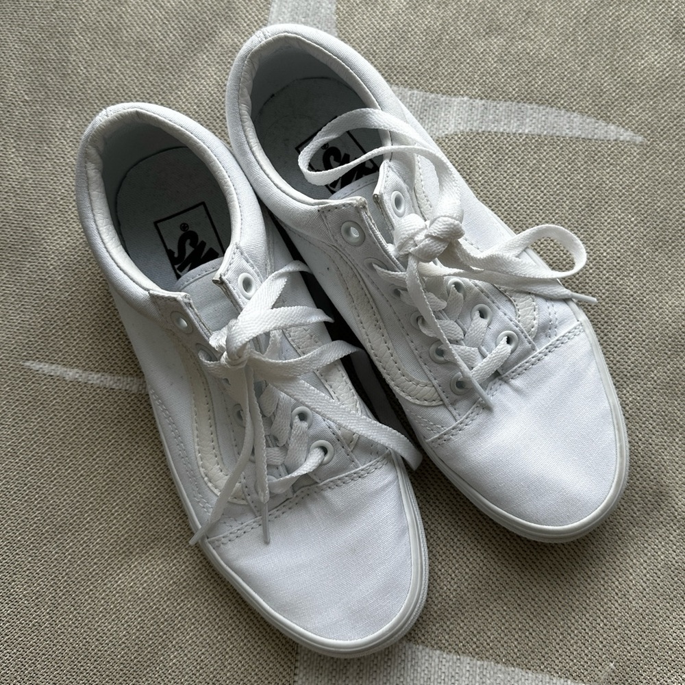 White Vans women’s 6.5